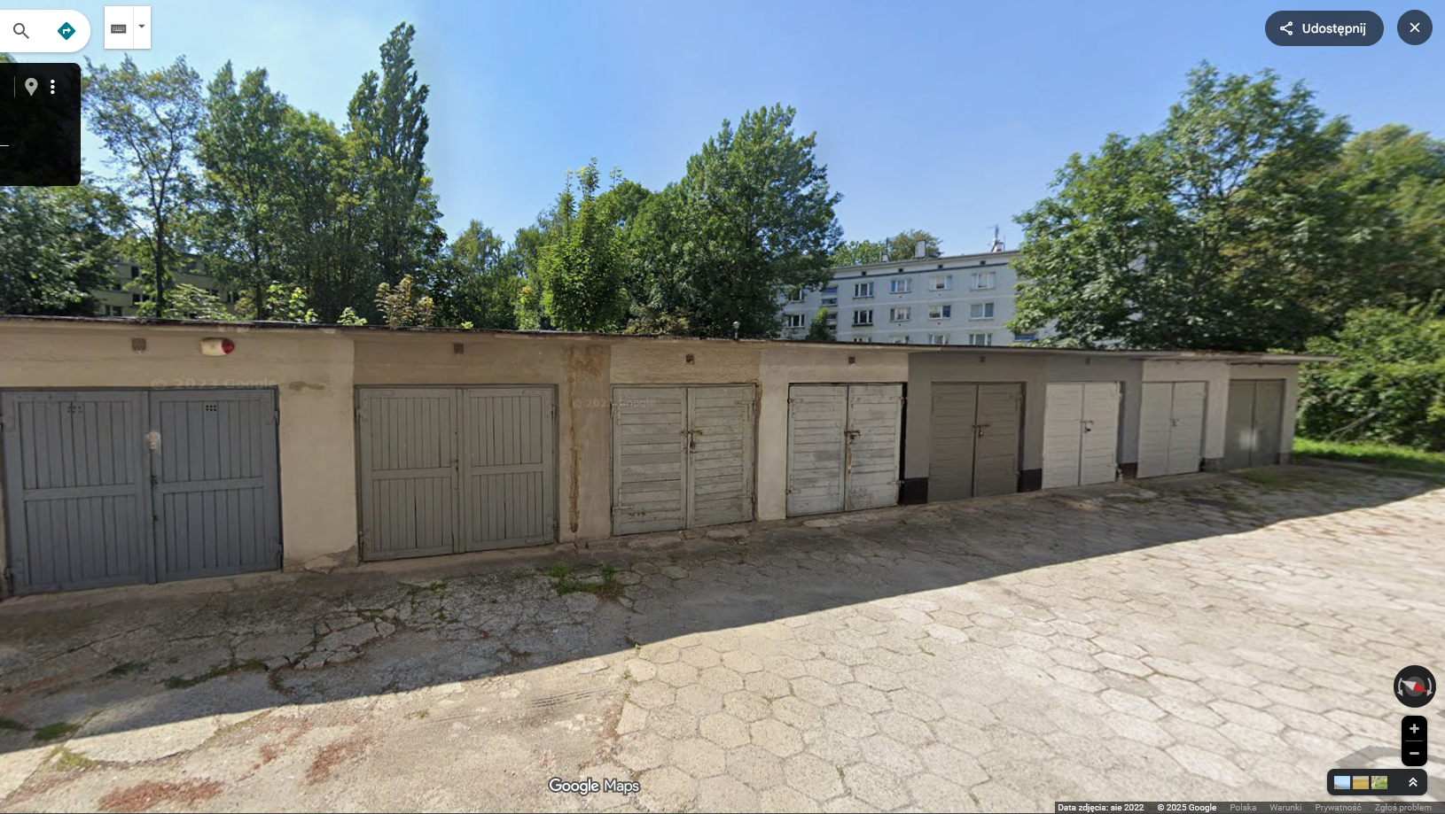 Widok garaży w Google Street View.